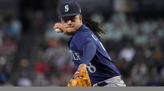 Seattle Mariners pitcher Luis Castillo pitches against the Arizona Diamondbacks.